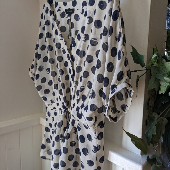 Gorgeous polkadot button front blouse. Med - Picture 3 of 4